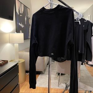 Alo Yoga: IT GIRL CROP LONG SLEEVE SWEATSHIRT - BLACK